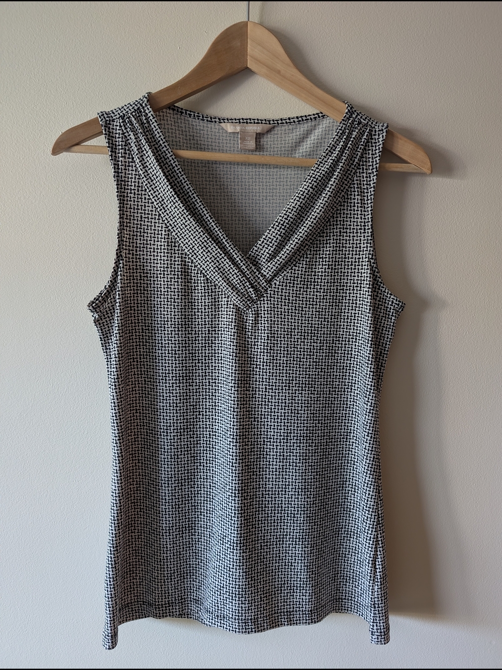Banana Republic Black & White Sleeveless V-Neck Camisole